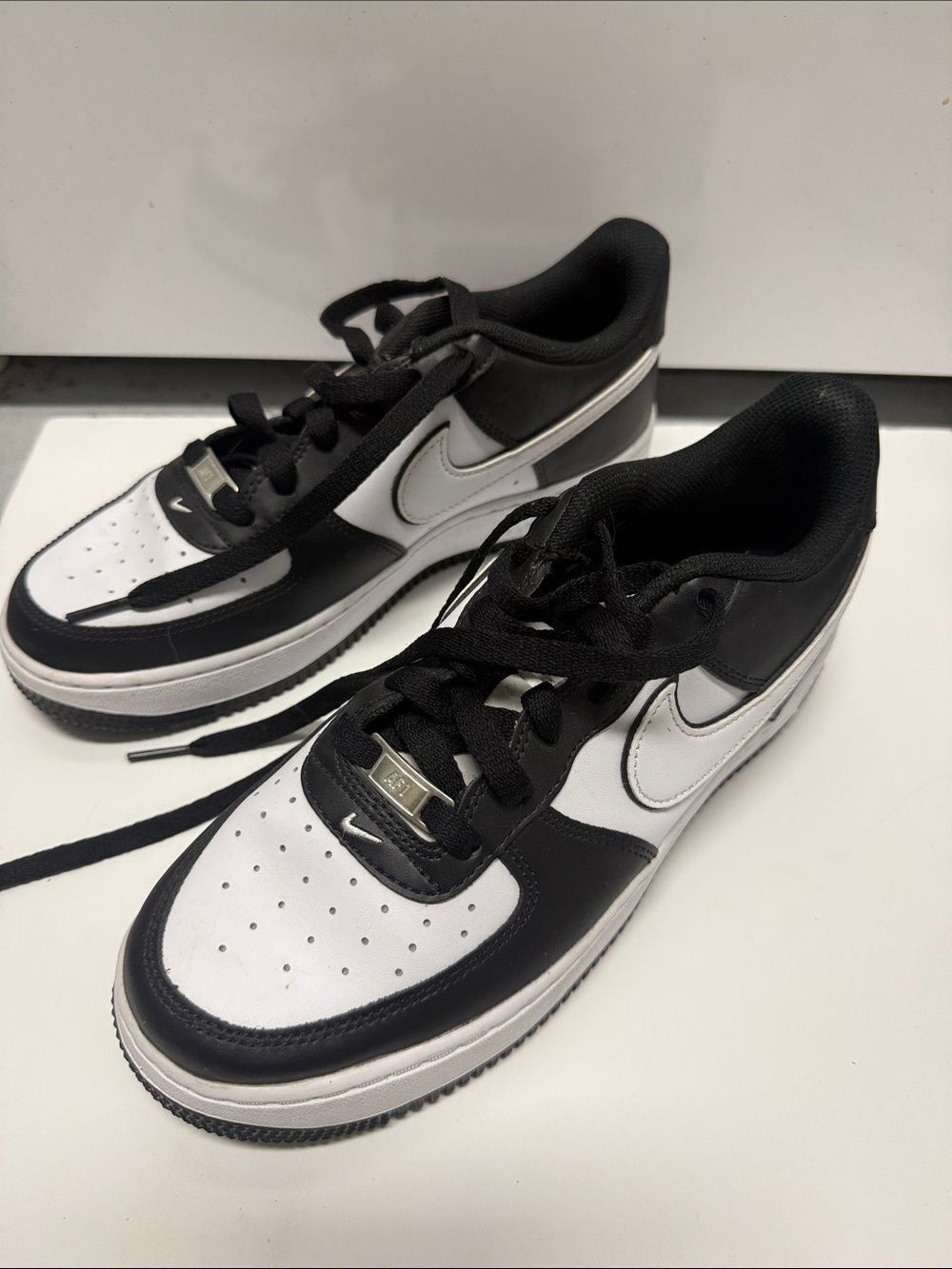 Nike Low-Top Sneakers in Black & White - Worn Once - Boys 7Y